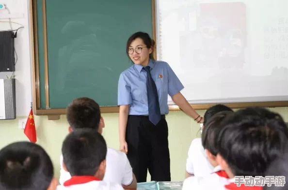 两个被脱裤子的小男生视频引发热议，网友纷纷讨论校园安全与教育问题，呼吁加强对孩子的保护措施