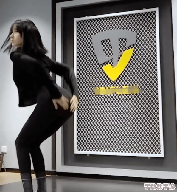 美女操美女:最新动态揭示了她们在舞台上的精彩表现与背后的努力,吸引了众多粉丝的关注与热议 美女操美女:最新动态揭示了她们在舞台上的精彩表现与背后的努力,吸引了众多粉丝的关注与热议