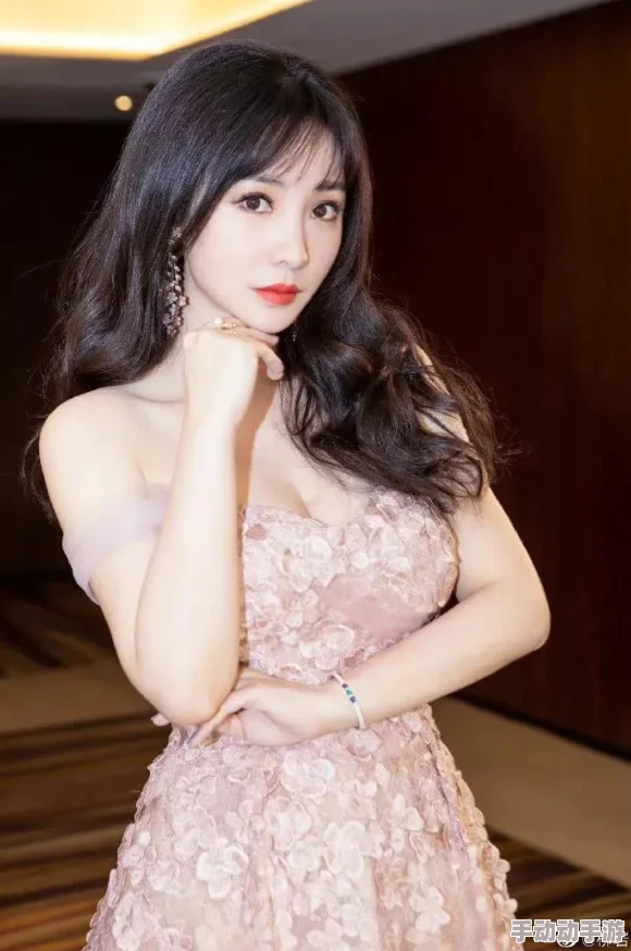 范冰冰被强扒裤衩胸罩视频引发热议,网友纷纷讨论事件背后的真相与影响,娱乐圈再掀波澜 范冰冰被强扒裤衩胸罩视频引发热议,网友纷纷讨论事件背后的真相与影响,娱乐圈再掀波澜