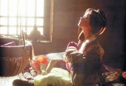 美女喂奶三极：最新动态曝光，网友热议其背后的故事与影响，引发广泛关注与讨论！