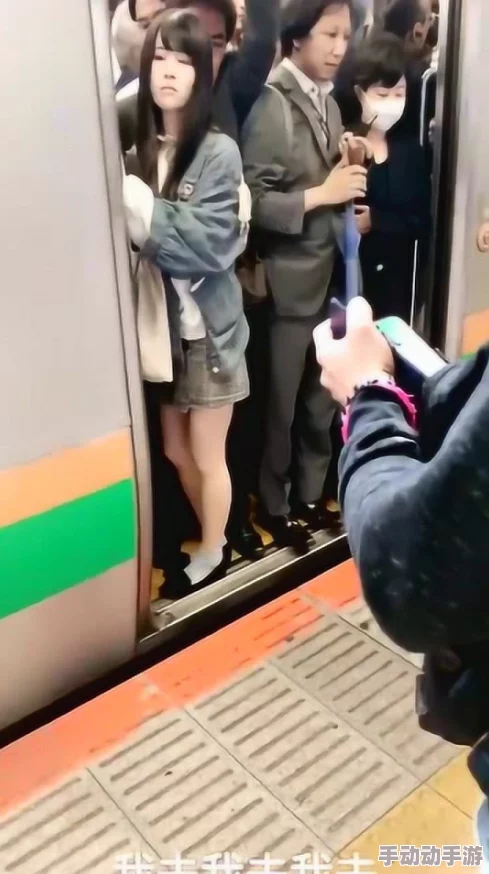 人凄痴汉电车内惊现罕见偷拍，众人目击后愤怒围攻，现场气氛瞬间失控令人震惊！
