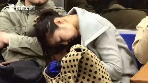 人凄痴汉电车内惊现罕见偷拍，众人目击后愤怒围攻，现场气氛瞬间失控令人震惊！