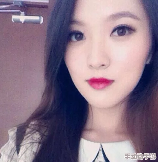 靓女自拍引发热议，网友纷纷点赞评论，惊艳瞬间让人目不暇接！