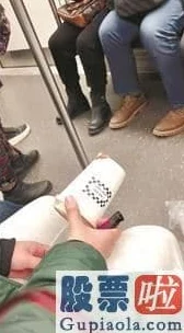 短裙女被强行糟蹋正片：警方已介入调查，受害者正在接受心理辅导，社会各界呼吁加强对女性的保护措施