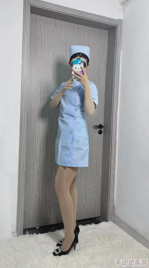 肉色伸吟胯下丝袜高跟视频，许多网友认为这种内容过于露骨，不适合在公共平台传播，影响社会风气