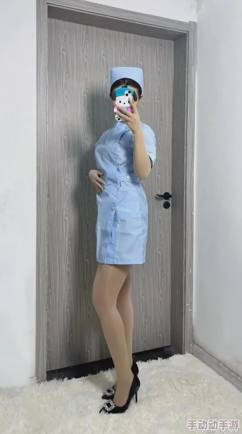 肉色伸吟胯下丝袜高跟视频，许多网友认为这种内容过于露骨，不适合在公共平台传播，影响社会风气