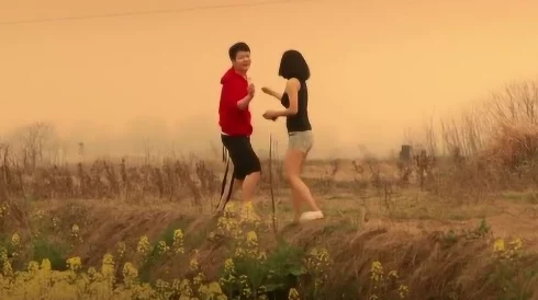 男女野外激情：最新动态揭示情侣在自然中寻找浪漫与刺激的独特体验，展现人与自然的亲密关系