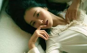 放湯勾人的绿茶女h：最新动态揭示了她在社交圈中的新发展，引发众多网友热议与讨论