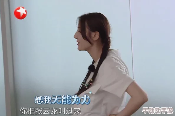 美女的胸被揉，网友纷纷表示这种行为不尊重女性，应该加强对性骚扰的法律教育和社会意识