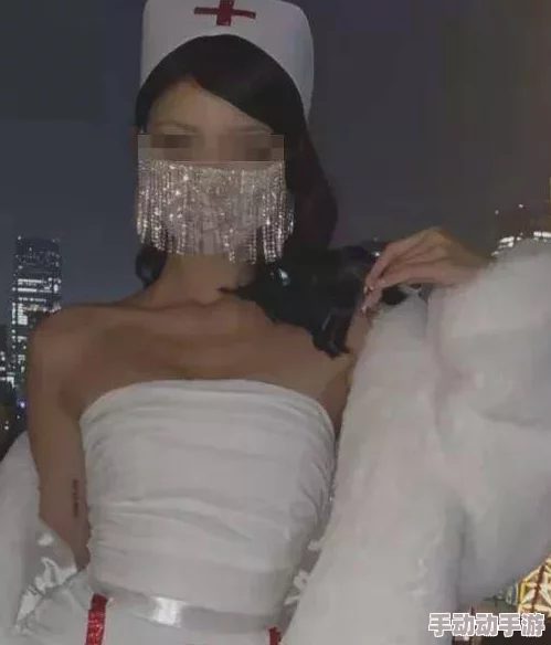 妨荡护士的秘密夜晚：三人行的襟忌游戏与激情口述体验