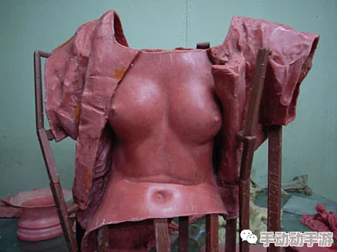 小芳人体艺术：震撼展览引发社会热议，观众反响两极化！