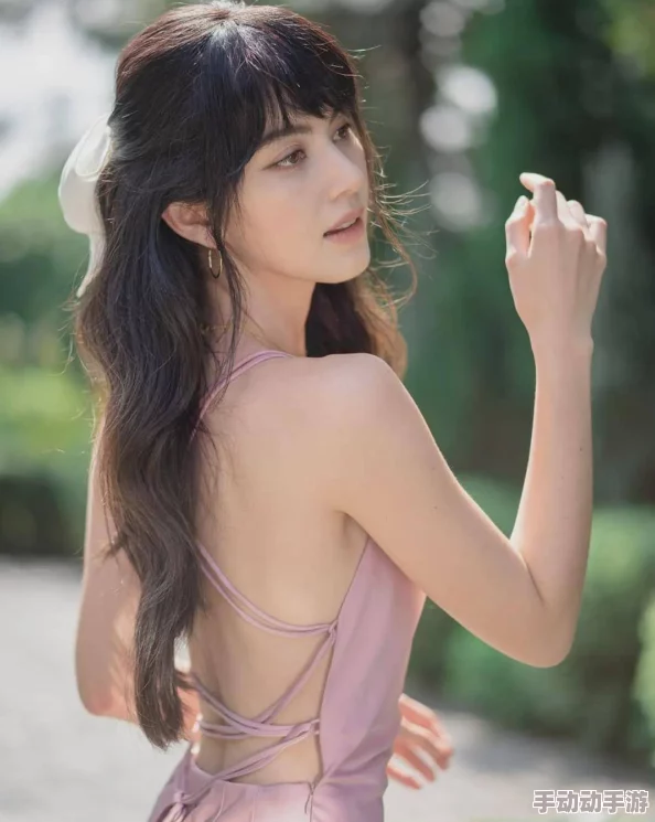 探索美丽与艺术的边界：18岁以下禁止观看的美女脱呐衣作品免费下载平台