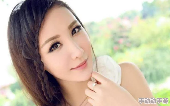 探索嫩模艾栗栗的魅力世界：独家内部视频带你领略她不为人知的一面，尽情享受视觉盛宴！