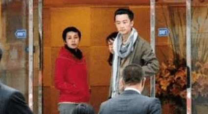 igao:网红IGAO被曝私下与经纪人关系暧昧,疑似存在不正当交易行为 igao:网红IGAO被曝私下与经纪人关系暧昧,疑似存在不正当交易行为