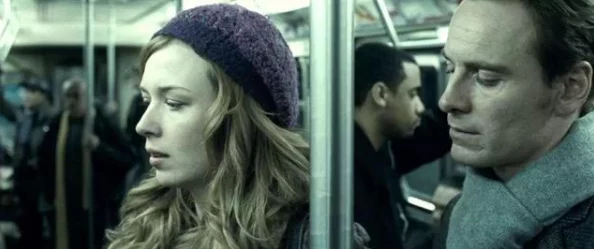 探索禁忌：男生与美女之间的互动，揭示背后隐藏的情感与欲望的视频故事