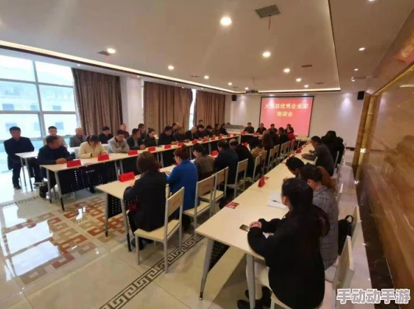 女同学：校园内新兴社团活动引发热议，促进了同学间的交流与合作，展现出多元化的校园文化