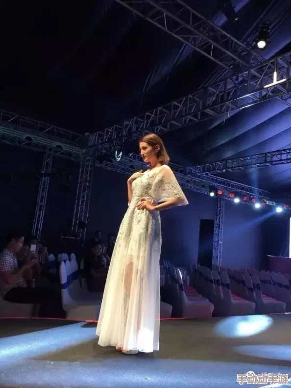 李蓉蓉惊现国际舞台，携手顶级品牌引发时尚界震动，成为新一代潮流风向标！