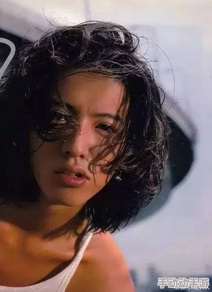 日本三级香港三级人妇三，许多网友认为这部作品在情节和表演上都很有争议，引发了广泛讨论