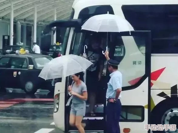 日本电车上强在线观看：近期社交媒体热议，乘客偷拍事件引发公众对隐私权的广泛讨论与反思