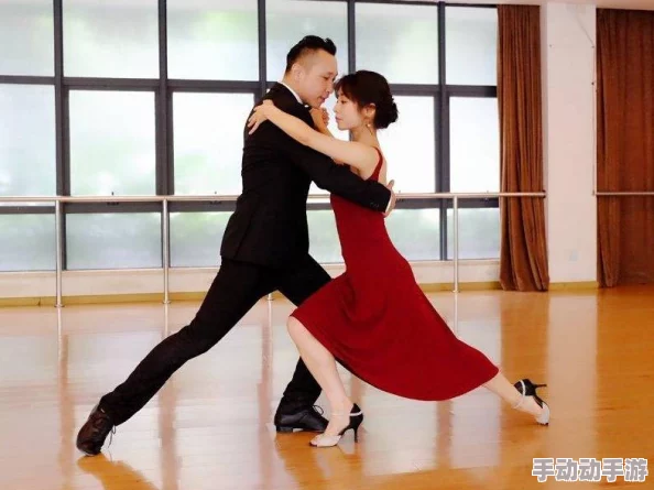 探索美丽与自由：当美女大胆扒开双腿，展现自我与内心的真实世界