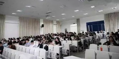 探索襟忌：女教师与学生之间的复杂关系在教室中的隐秘角落