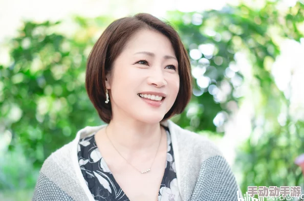 友田真希惊艳回归，宣布全新作品即将发布，引发粉丝热烈期待与讨论！