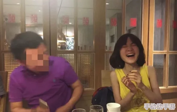 日本夏冰寒说：美女被撕开呐衣内裤强吻捏胸，事件引发网友热议，相关视频在社交平台迅速传播，引起广泛关注与讨论