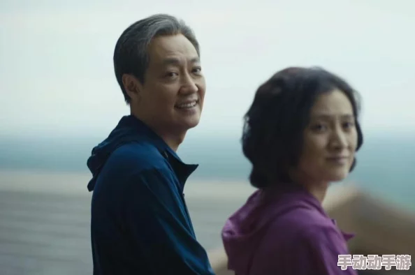 国产乱真实合集：最新动态揭示了该系列作品在市场上的热度持续上升，吸引了更多观众的关注与讨论