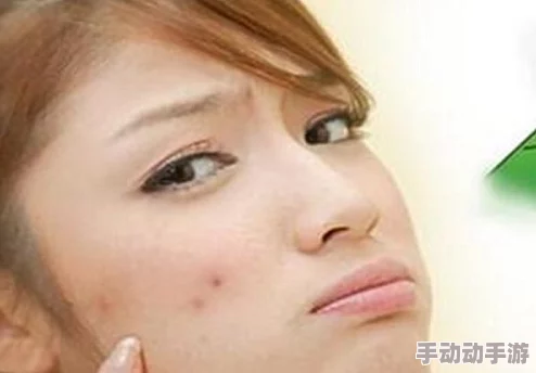 嘴巴一边往上一边往下，科学家发现这一现象与面部肌肉活动和情绪表达密切相关，引发广泛关注与讨论
