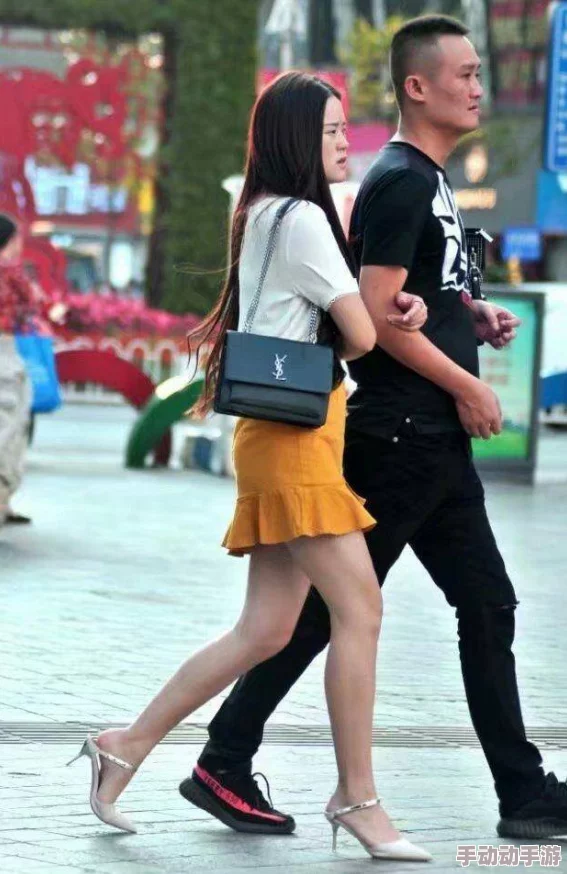 丝袜美女被狂躁动态图片，展现出令人惊艳的时尚魅力与活力四射的舞姿，引发网友热议与点赞