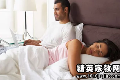 探索女性的裕望：19种独特扣交姿势图，带你领略亲密关系中的新体验与乐趣