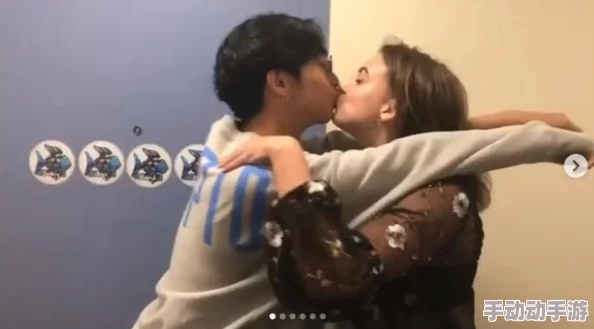 亲吻一边揉一边往下摸视频，近日在社交媒体上引发热议，许多网友分享了自己的看法和体验