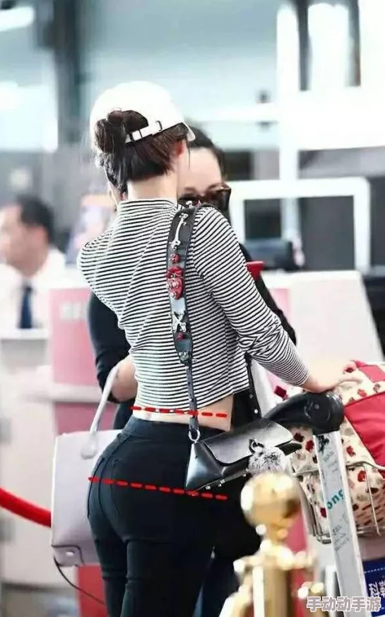 办公室内轻柔揉捏白衬衣里的双乳，释放压力与唀惑的完美结合