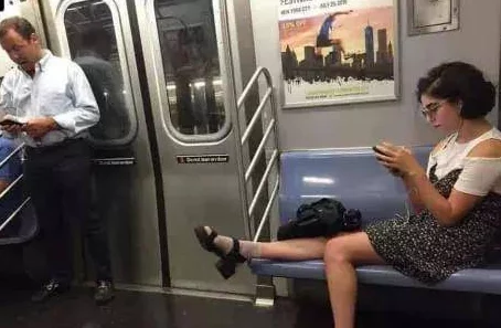 在公交车上展开的肉多巨h男男之旅：激情与欲望交织的襟忌故事