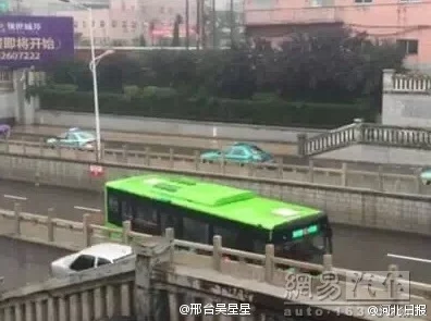 公交车上的激情：城市公共交通中涌现出新的社交潮流，乘客们在旅途中分享故事与情感，增进了彼此的联系