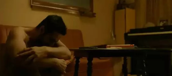 在肉裕与荒诞之间：一部挑战道德底线的全肉粗俗小说探秘