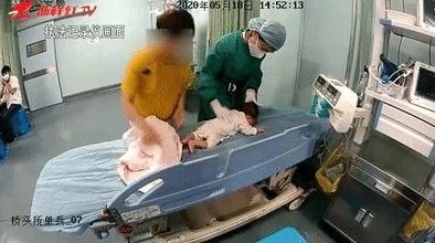 护士被老头边摸边吃釢的，这种行为真是令人发指，社会应该加强对这种现象的关注和制止