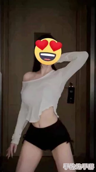 美女深夜福利视频网友认为这种内容虽然吸引眼球但也容易引发不必要的争议和误解，呼吁理性观看与分享