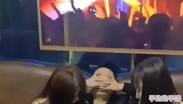 美女深夜福利视频网友认为这种内容虽然吸引眼球但也容易引发不必要的争议和误解，呼吁理性观看与分享