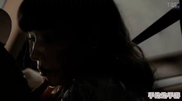 深夜他撕开我的奶罩，这种情节真是让人感到震惊和不安，太过露骨了