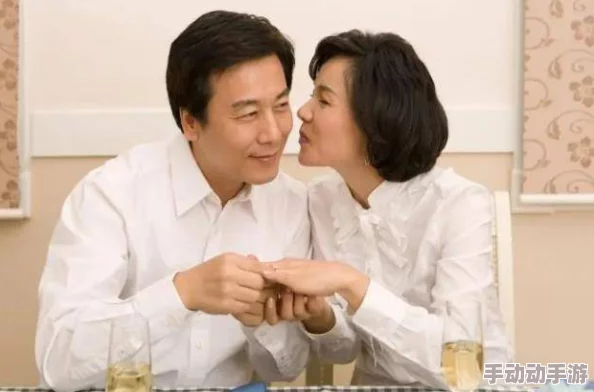 被老男人添得很舒服很爽网友认为这种关系虽然有争议，但也有人觉得能带来情感上的满足和生活的乐趣