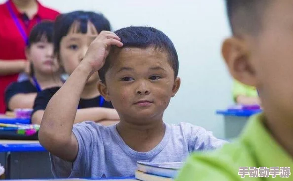 小孩半夜喂女孩吃困吧，真是暖心的举动，让人感受到童真的温暖