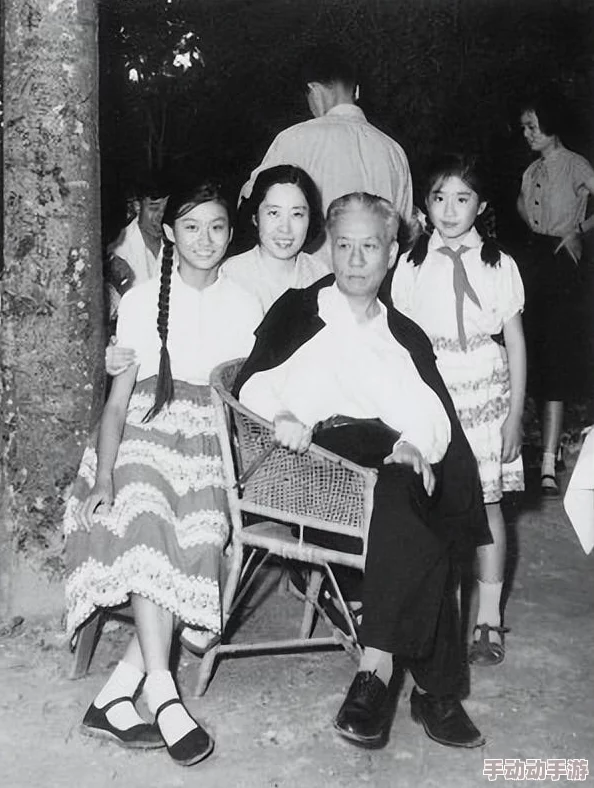 公车强迫老师撅起屁屁，这种行为真是让人感到无奈和愤怒，应该严肃处理