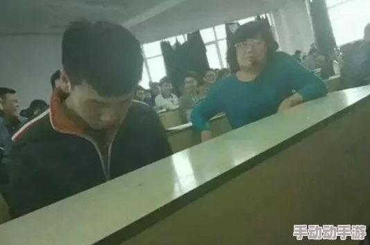 女教师在办公室被强在线播放，真是令人震惊，希望能尽快查明真相，保护受害者