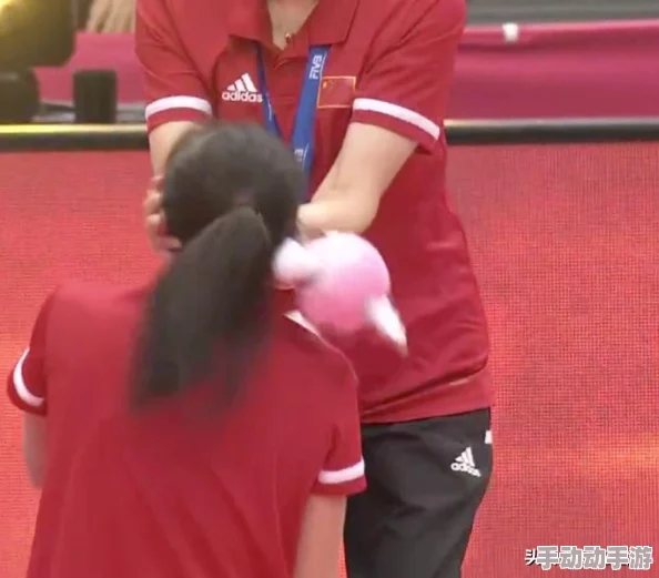 抱起美女狂揉视频网友认为这种内容不应传播，容易引发误解和不良影响，希望平台加强审核与管理