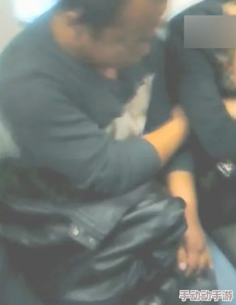 男人边摸边吃釢边做视频，真是让人感到不可思议，这种行为实在太过分了！