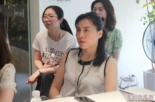 女领导满足的伸吟：一位女领导在工作会议上分享了她对团队成果的满意，表达了对未来发展的期待与信心