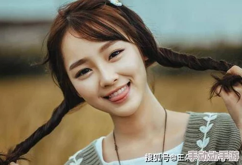 女领导满足的伸吟：一位女领导在工作会议上分享了她对团队成果的满意，表达了对未来发展的期待与信心