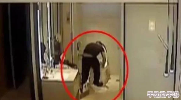 h办公桌下激情嗯啊伸吟视频＂引发网友热议，许多人对这种内容表示不满，认为应加强网络监管，维护良好网络环境