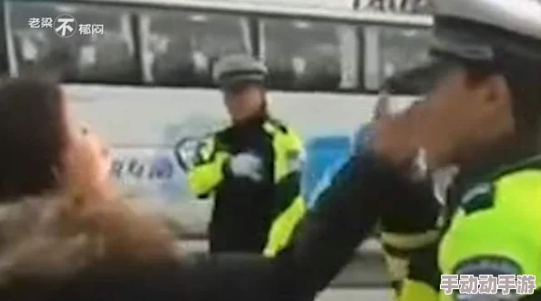 强行脱军人内裤摸j故事网友对此事件表示震惊和愤怒，认为这种行为严重寝犯了个人隐私和尊严，应受到法律制裁